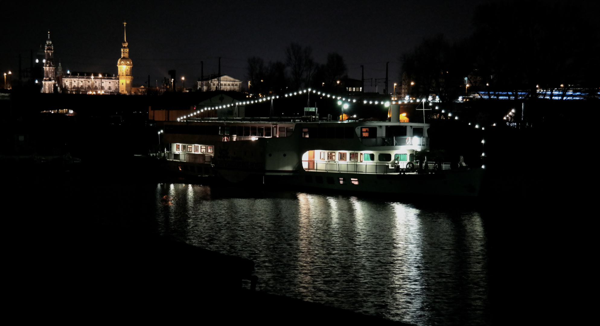 CVJM-Schiff bei Nacht ...