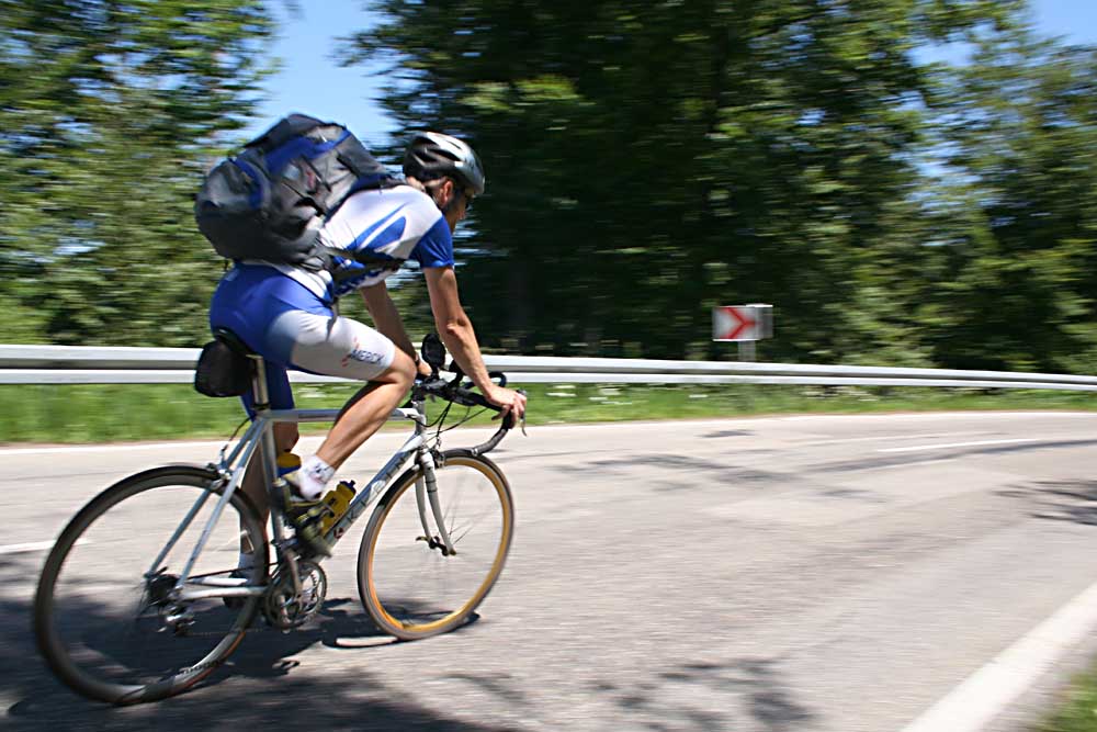 Cyclist im Wald