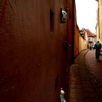 Cycliste dans une petite rue bis. (Vilnius)