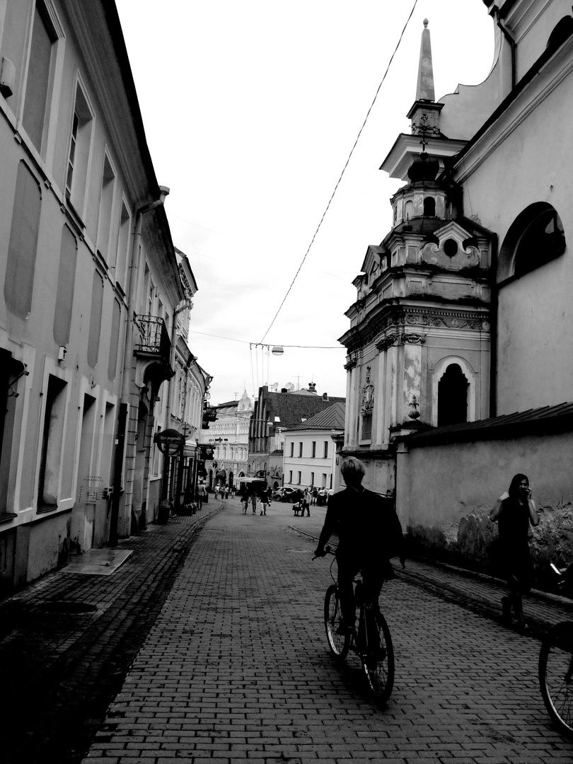 Cycliste dans une petite rue. (Vilnus)