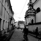 Cycliste dans une petite rue. (Vilnus)