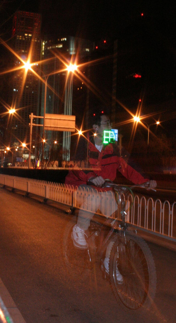 Cyclotouriste de nuit a Beiijing