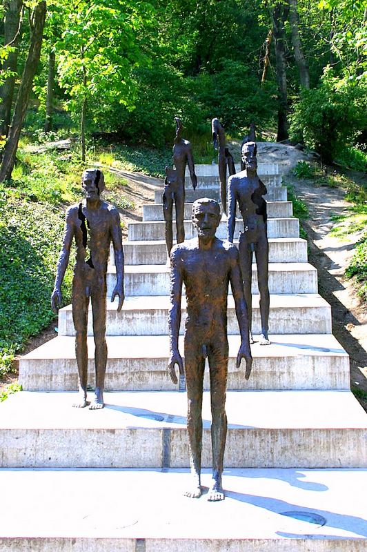 CZ-Prag 017: ... Kunst auf Treppe zur Eifelturm-Kopie