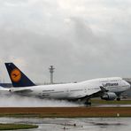 D-ABVT B-747 Start bei Regen