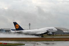 D-ABVT B-747 Start bei Regen