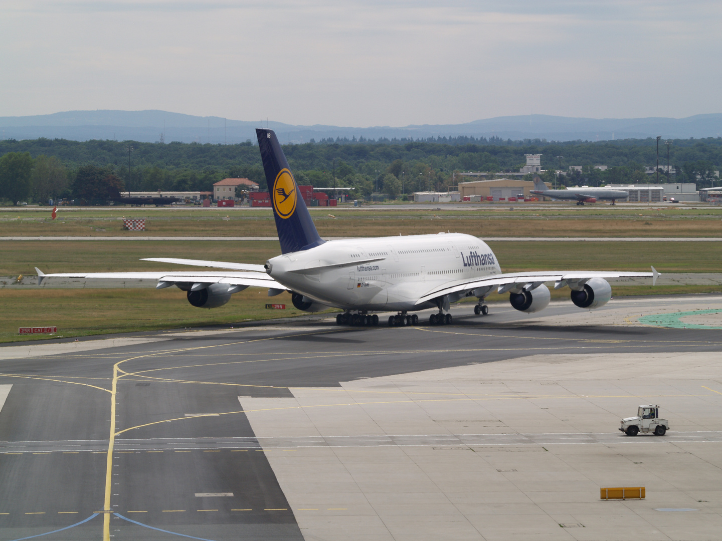 D-AIMB "München" Lufthansa Airbus A 380-800 auf dem Weg nach Tokio