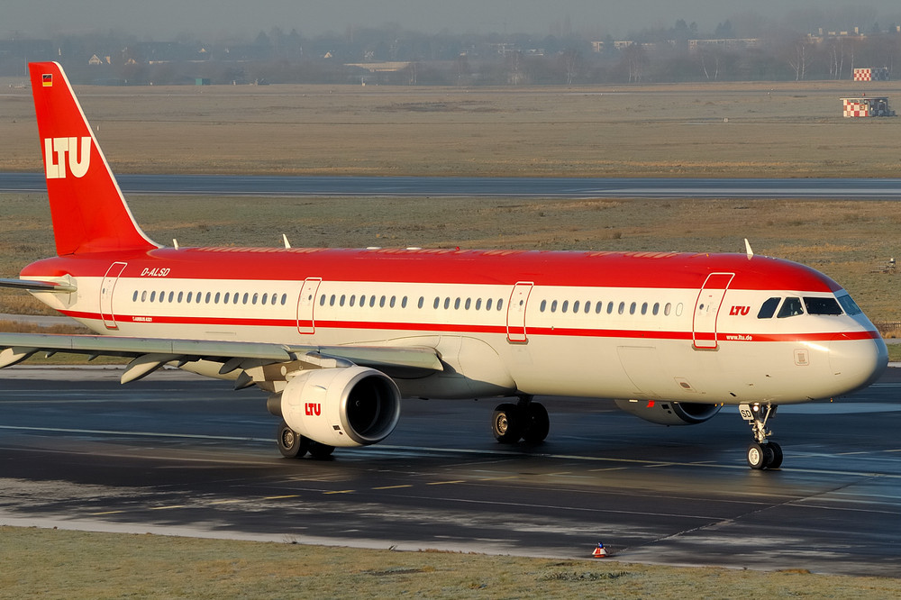 D-ALSD taxiing to rwy 23L @ DUS