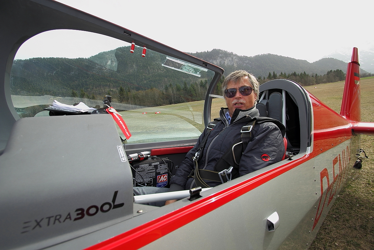 D-ENVY - Extra 300 L - Pilot Stefan Walch - in LOIR