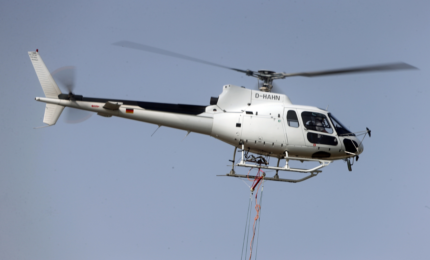 D-HAHN - Hubschrauber mit Streugerät zur Bekämpfung von Schnaken -1-