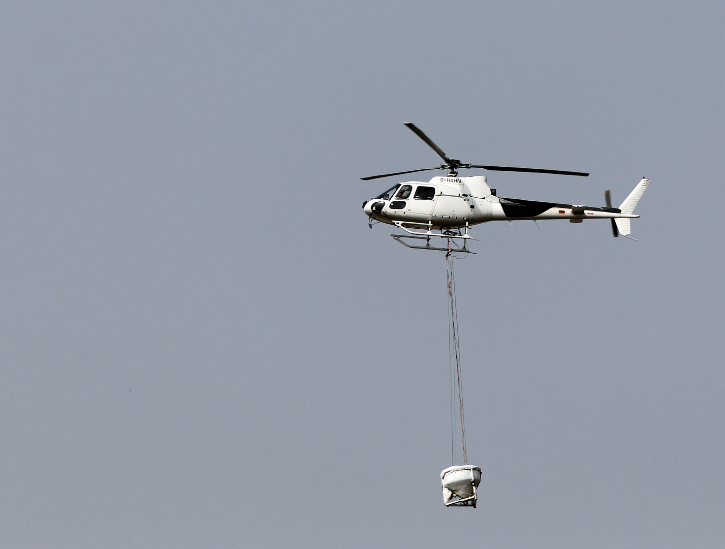 D-HAHN - Hubschrauber mit Streugerät zur Bekämpfung von Schnaken -3-