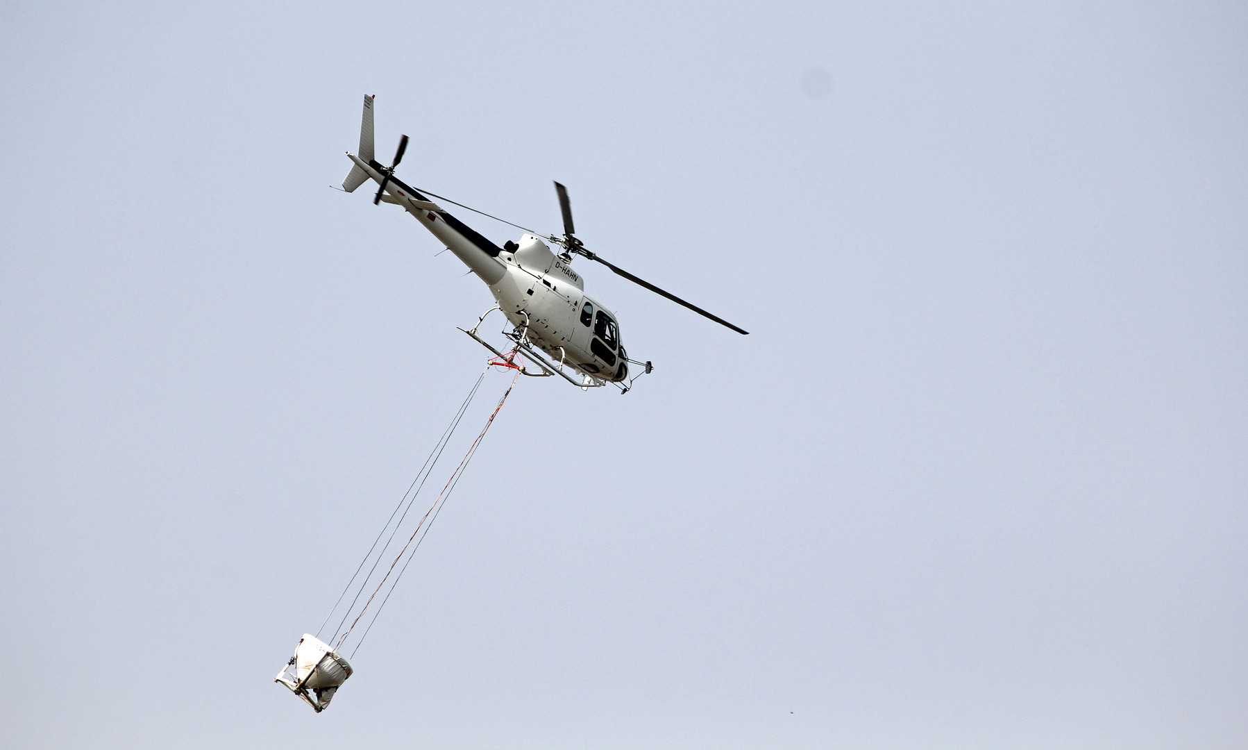 D-HAHN - Hubschrauber mit Streugerät zur Bekämpfung von Schnaken -4-