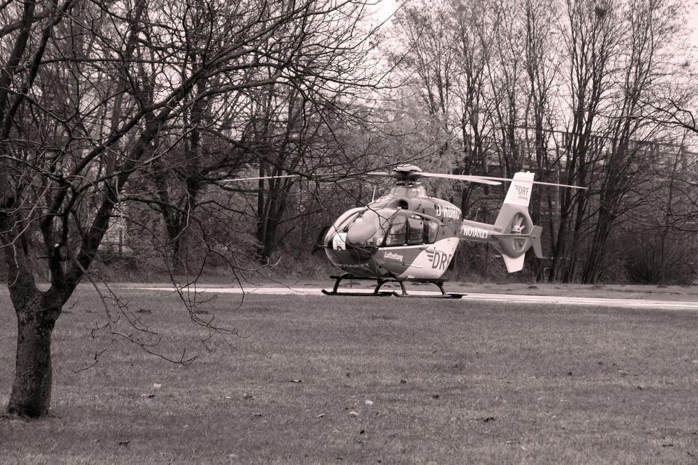 D Hdrc Am Klinikum Markendorf Foto Bild Luftfahrt Hubschrauber Verkehr Fahrzeuge Bilder Auf Fotocommunity