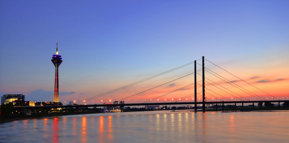 Düsseldorf Rheinufer bei Sonnenuntergang von Sameh Kozman