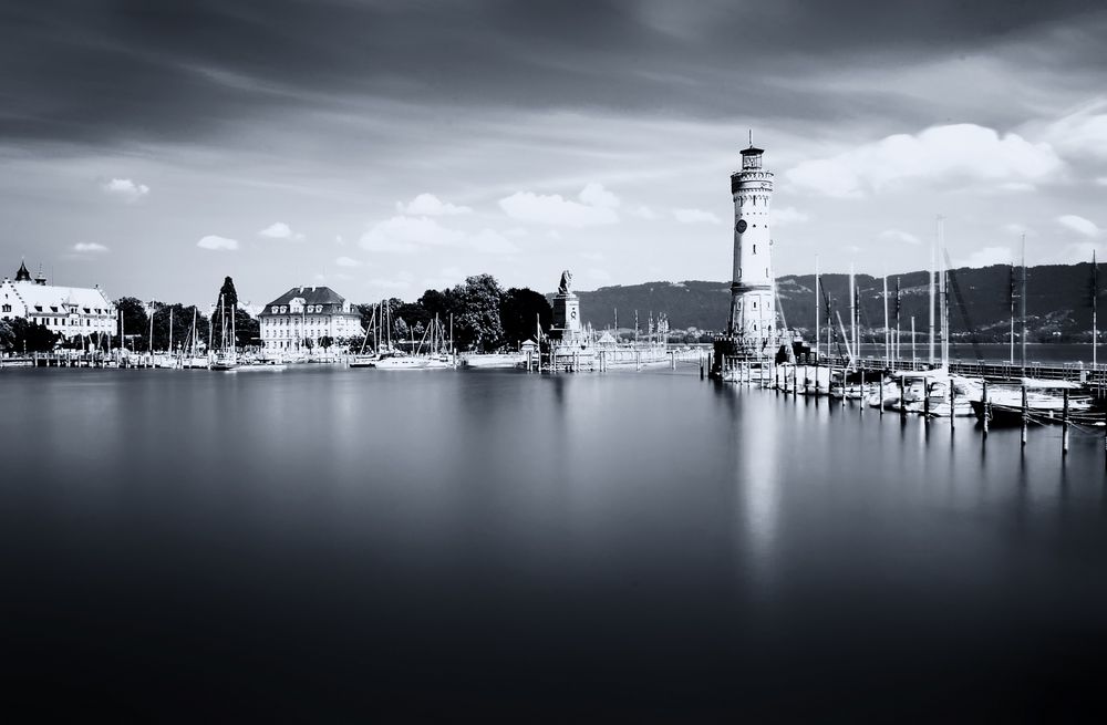 Licht und Schatten am Hafen von Lindau von Djura Stankovic Photography 