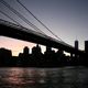 an der Brooklyn Bridge mit Blick auf die Skyline von Manhattan (at dawn)