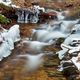 Wasserlauf im Winter