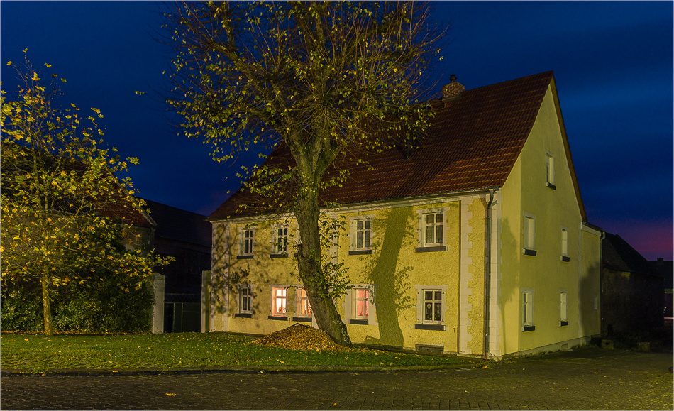 Da brennt noch Licht&hellip; Foto & Bild | architektur, ländliche