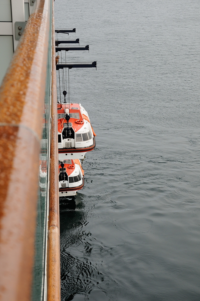 Da der Hafen von Leknes für unser Schiff zu klein ist.....