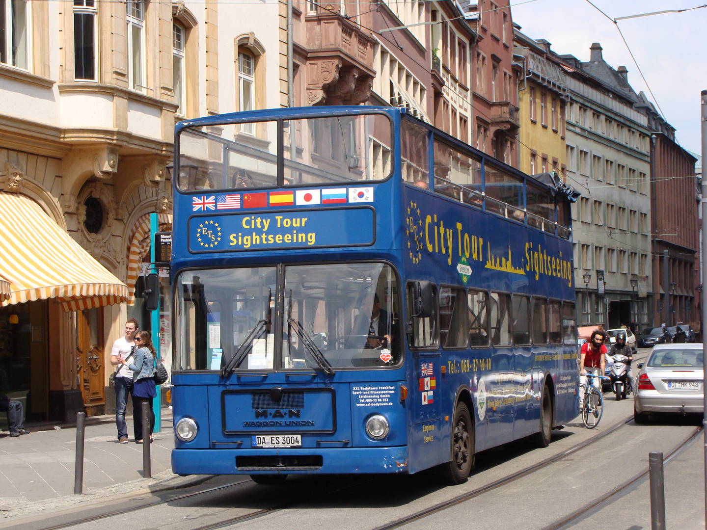 DA-ES 3004 auf Stadtrundfahrt am Frankfurter Römer