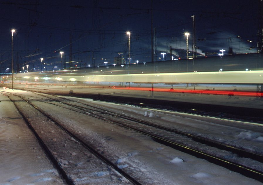 Da fährt er in die Nacht