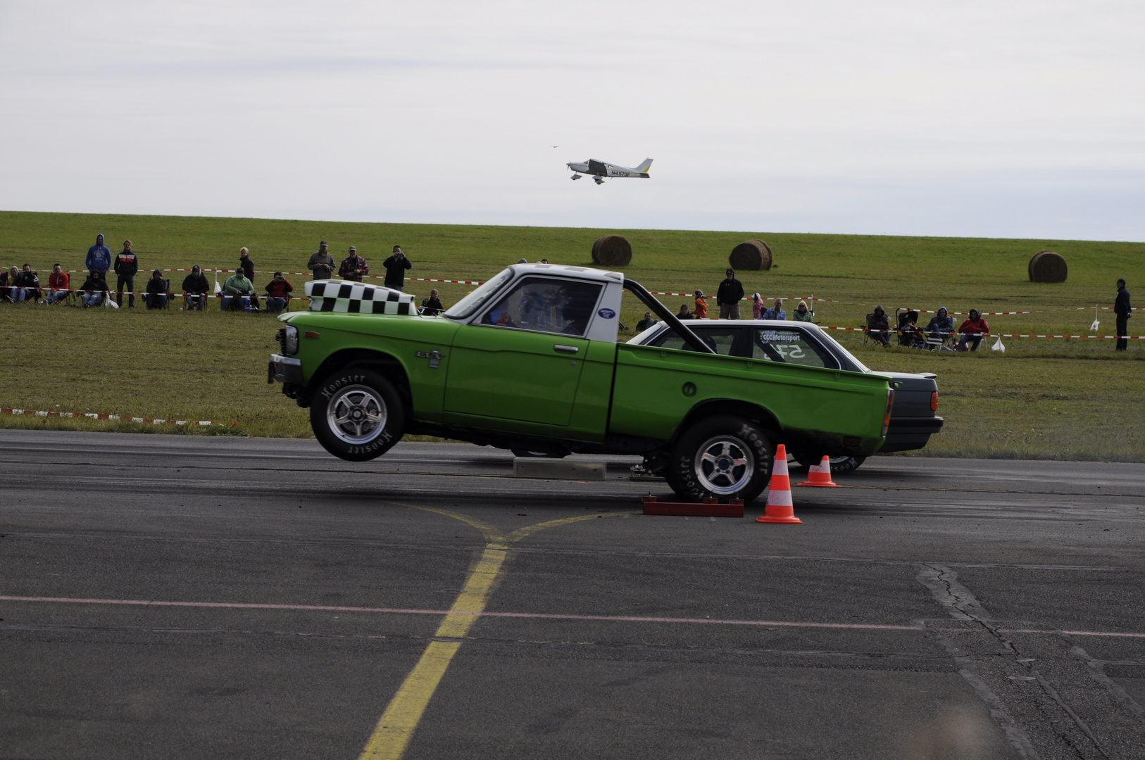 da gehört schon was dazu, einen schweren V8 Motor+Getriebe+Fahrer hoch in die Luft zu heben!