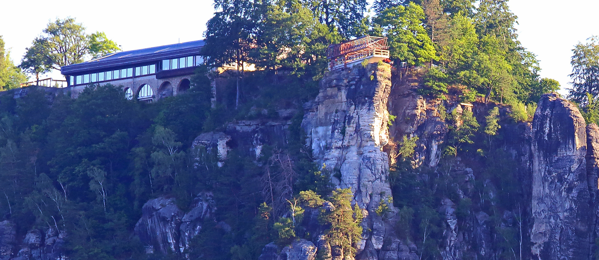 Da habe ich mir die strittige Aussicht bei der Bastei  erst mal aus der Ferne betrachtet...