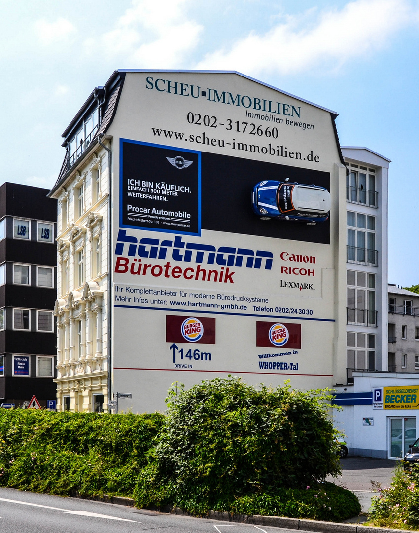 Da hängt ein Auto an der Wand.