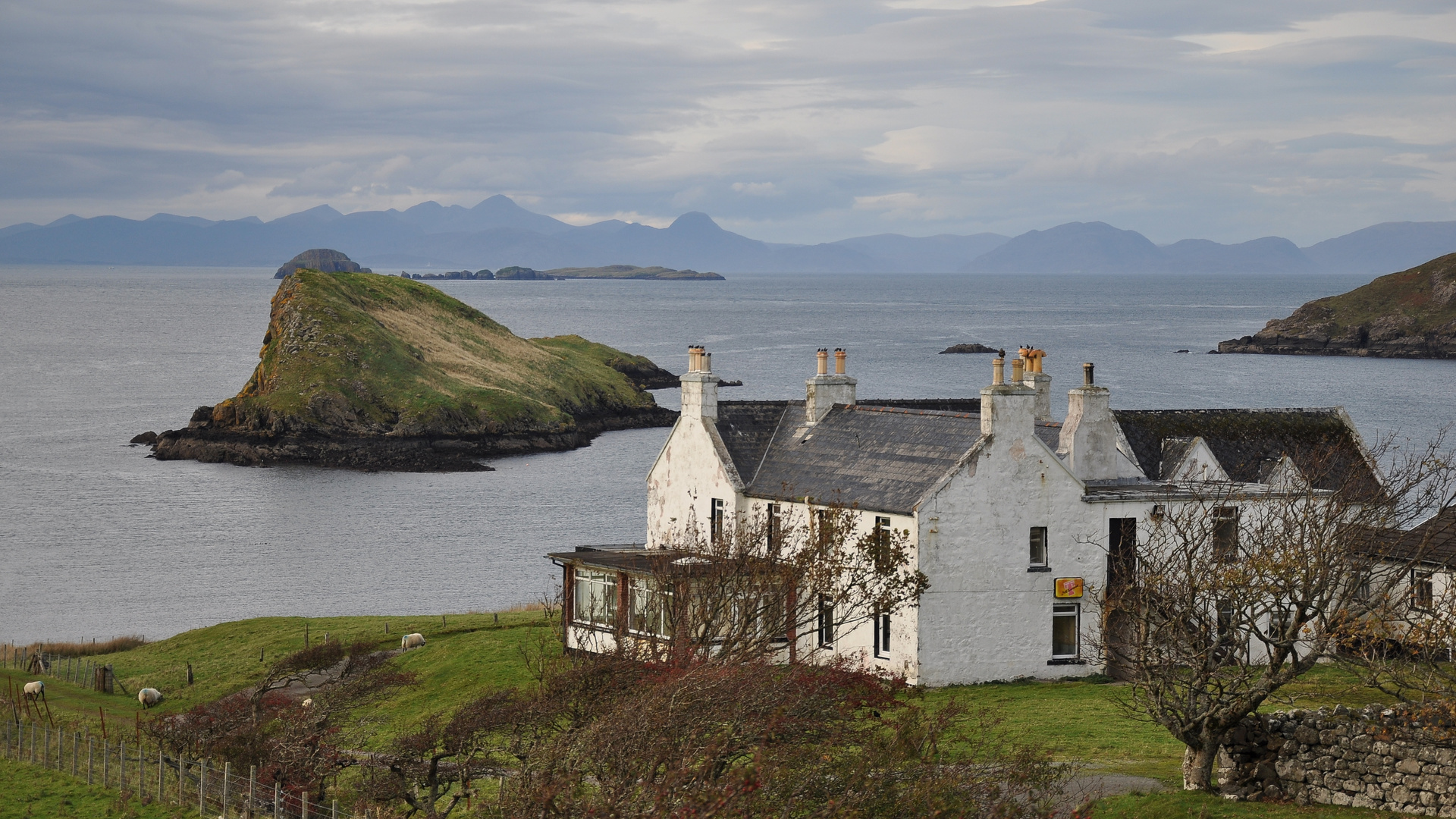 Da hinten, beim Duntulm Castle...