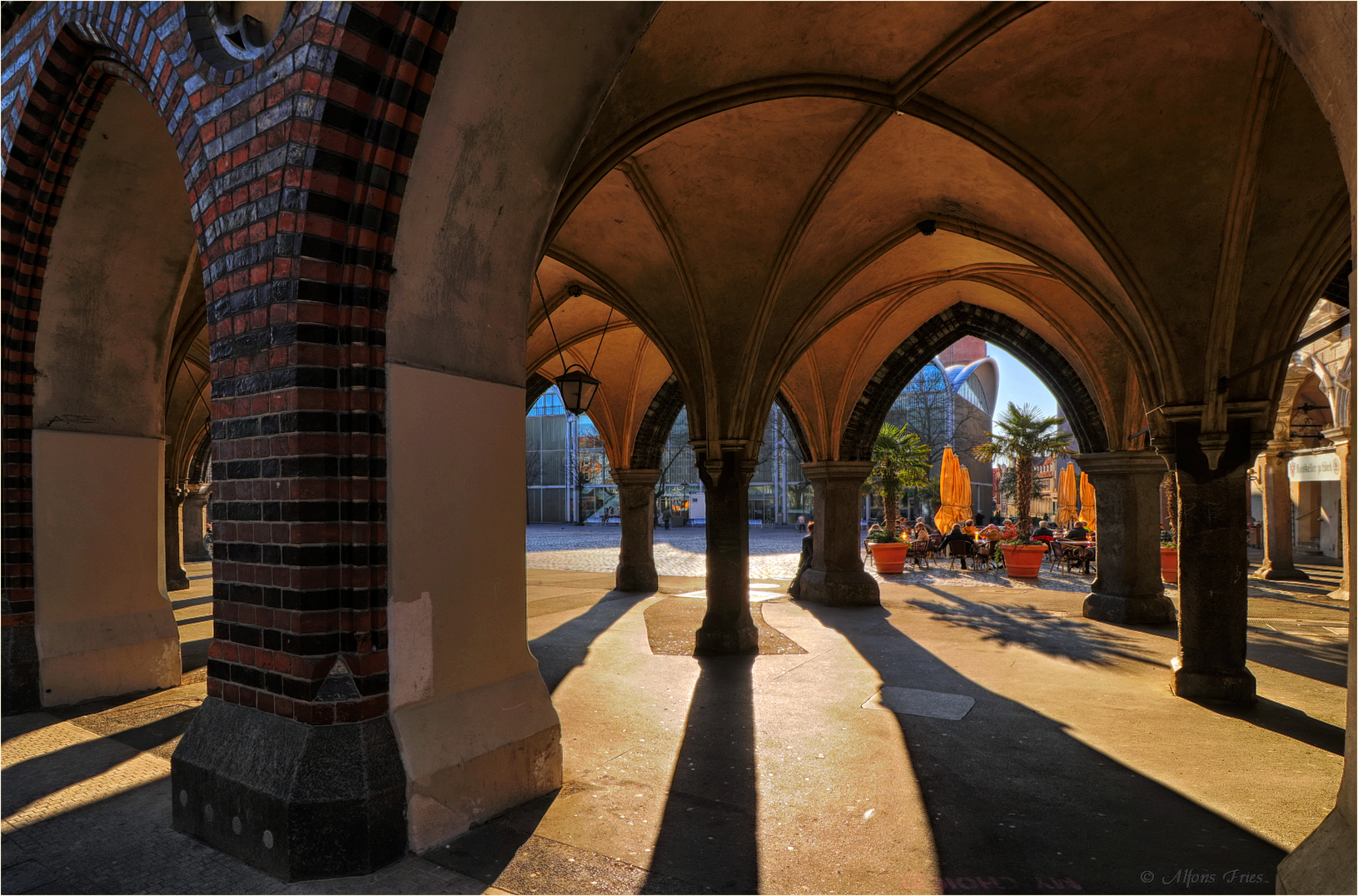 Da hinten, wo die Leute sitzen, ist der Lübecker Rathausplatz