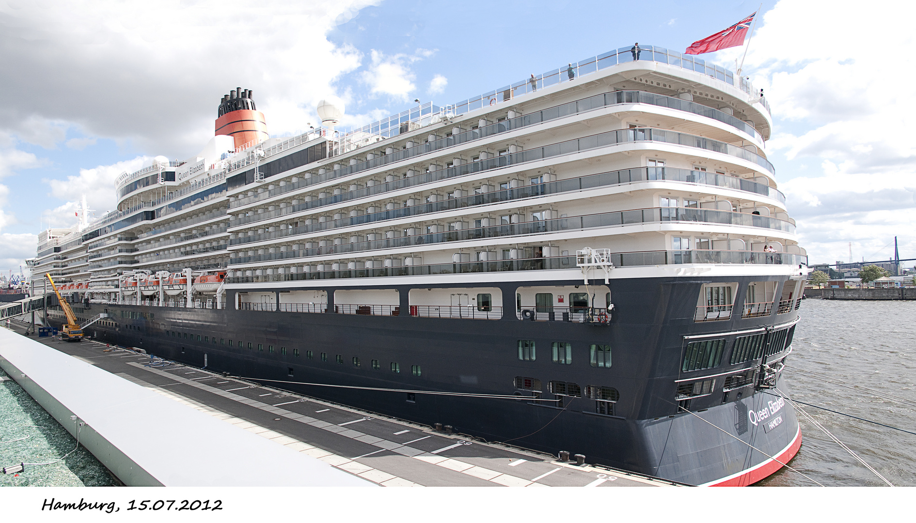 Da isse! Queen Elizabeth im Hamburger Hafen