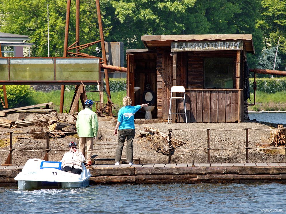 "Da ist das Atoll-Laboratoriums-Klo!"