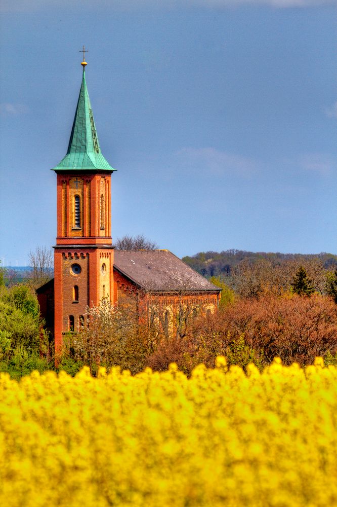 Da ist Raps vor der Kirche...