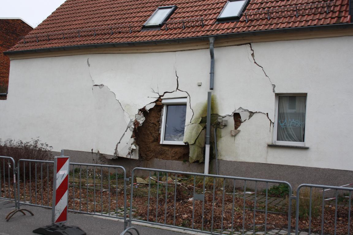 da ist wohl etwas feutigkeit in die lehmwand eingezogen