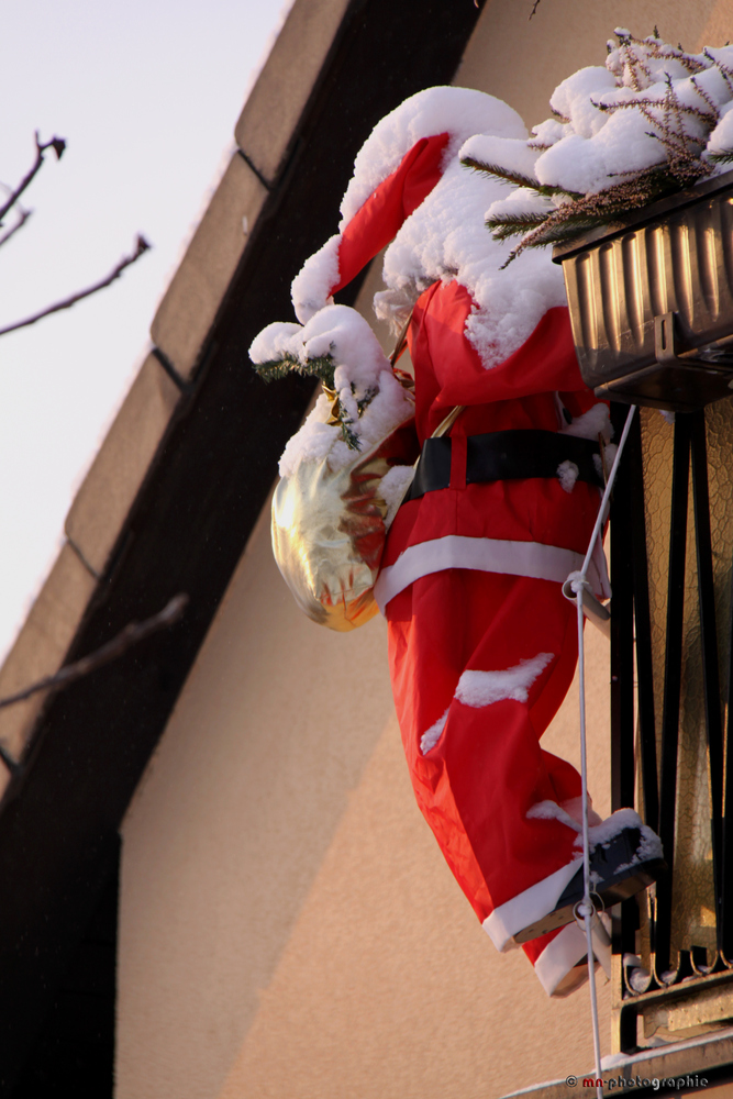 Da kommt der Weihnachtsmann über den Balkon !
