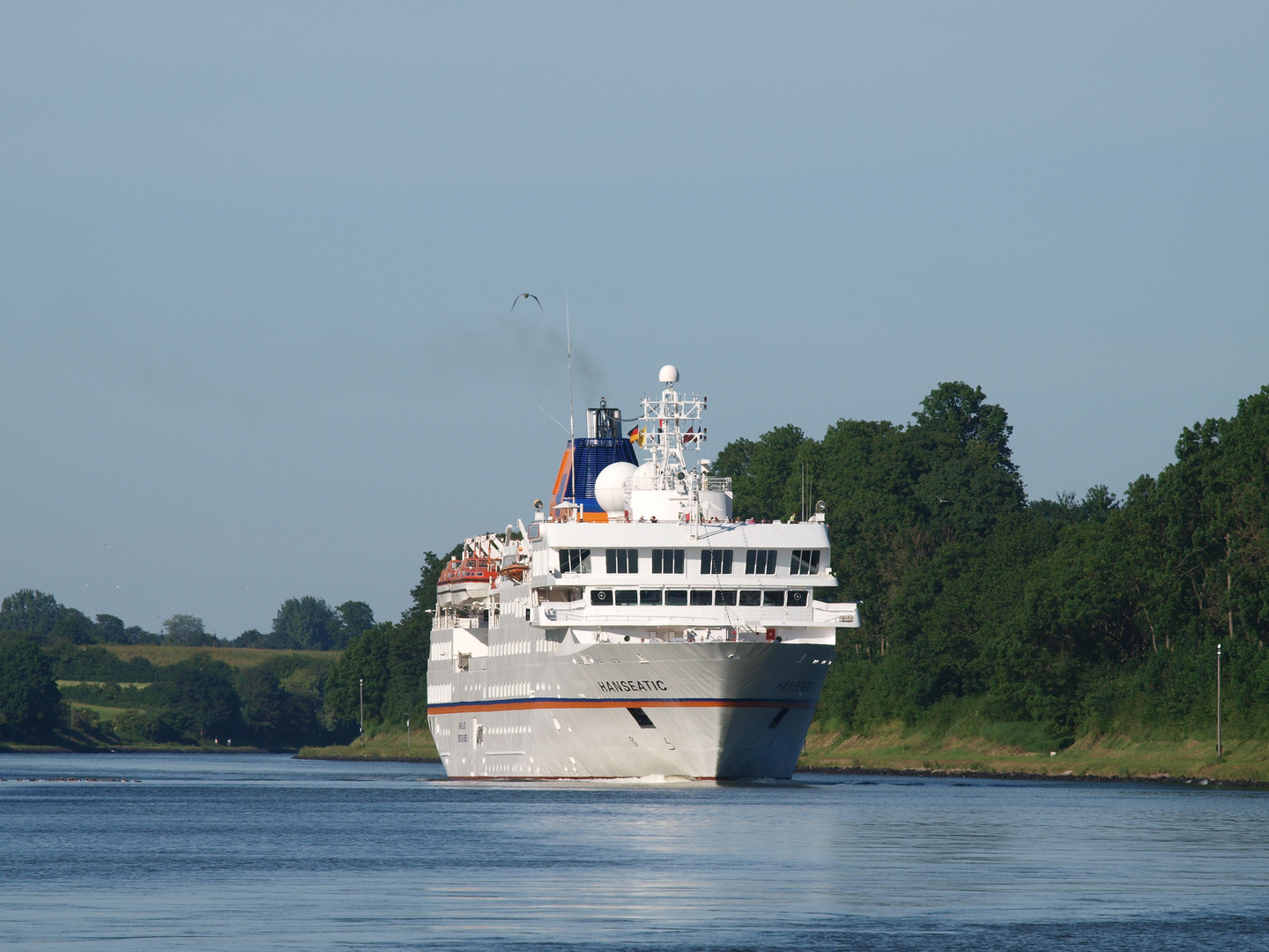 Da kommt die HANSEATIC auf dem Nord-Ostsee-Kanal