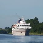 Da kommt die HANSEATIC auf dem Nord-Ostsee-Kanal