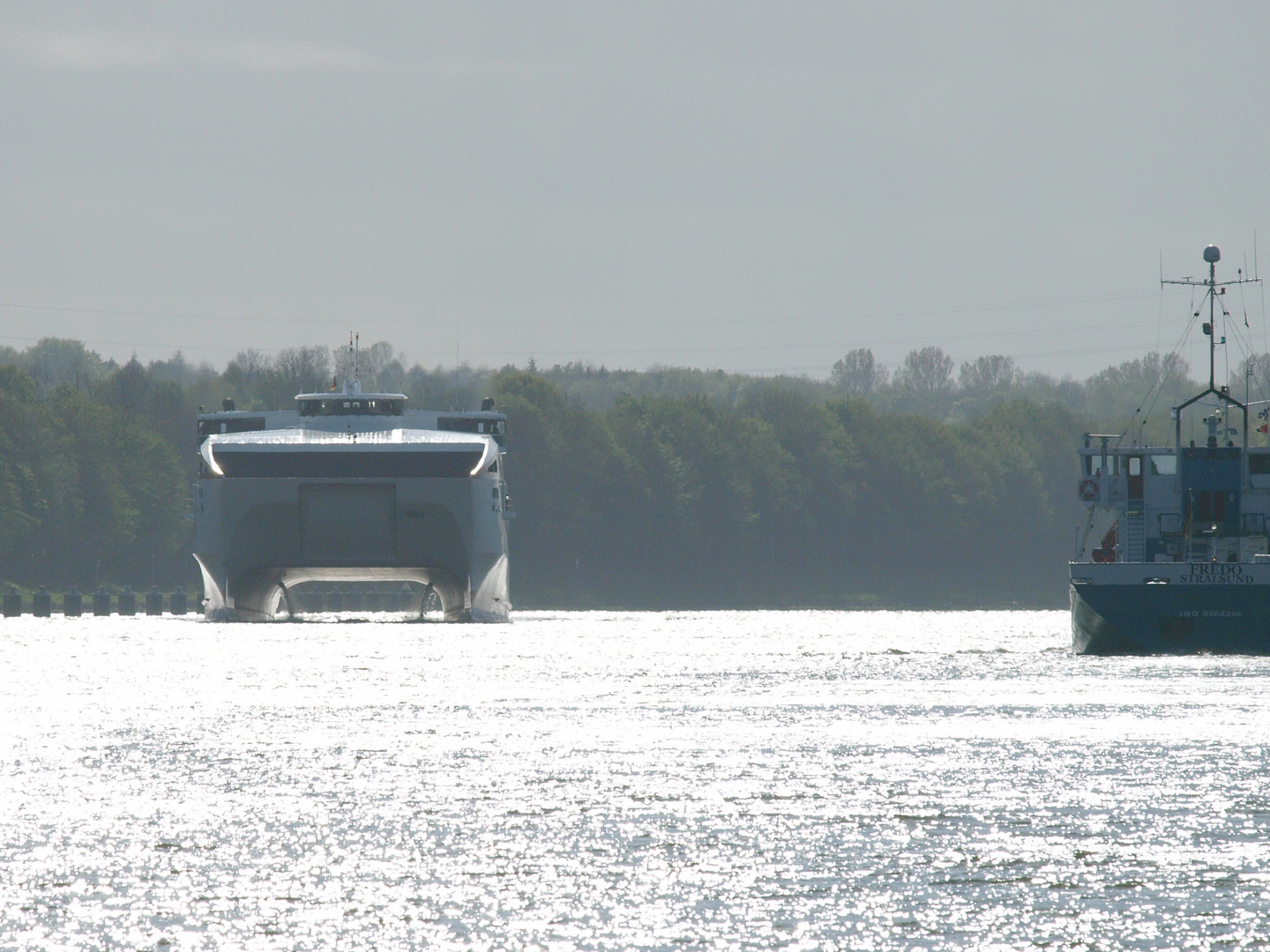 da kommt ein besonderes Schiff, im Gegenlicht, auf dem Nord-Ostsee-Kanal ....