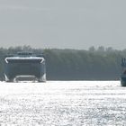 da kommt ein besonderes Schiff, im Gegenlicht, auf dem Nord-Ostsee-Kanal ....