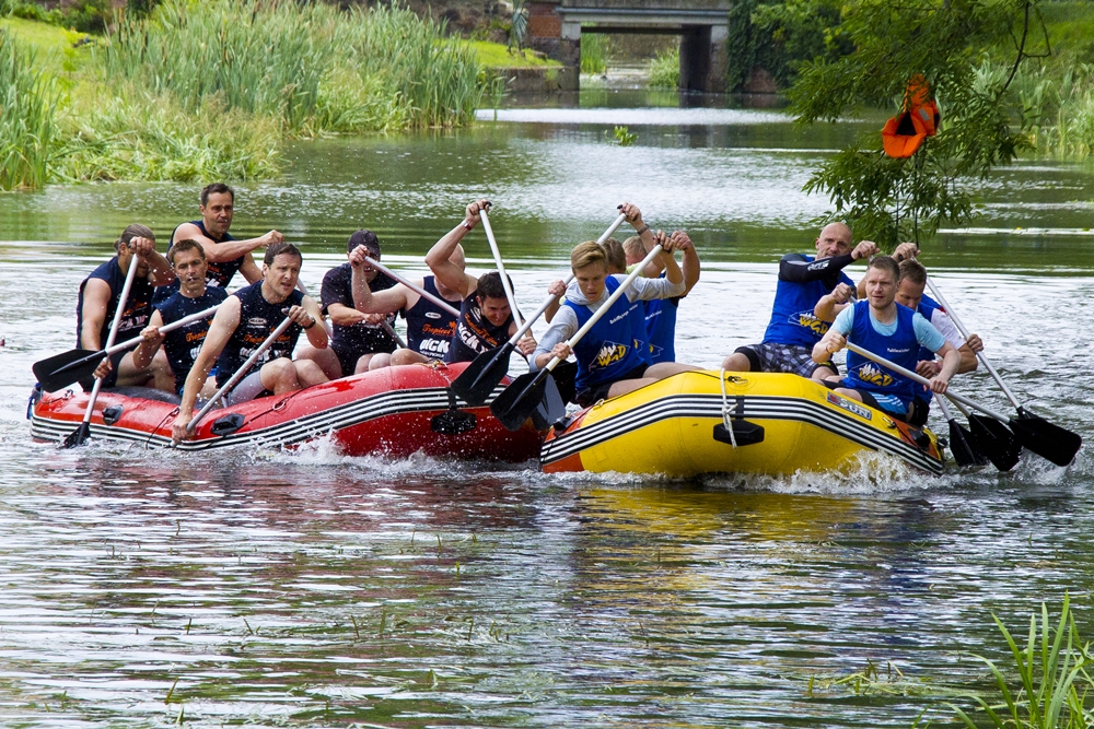 da kommt ein knallrotes Gummiboot