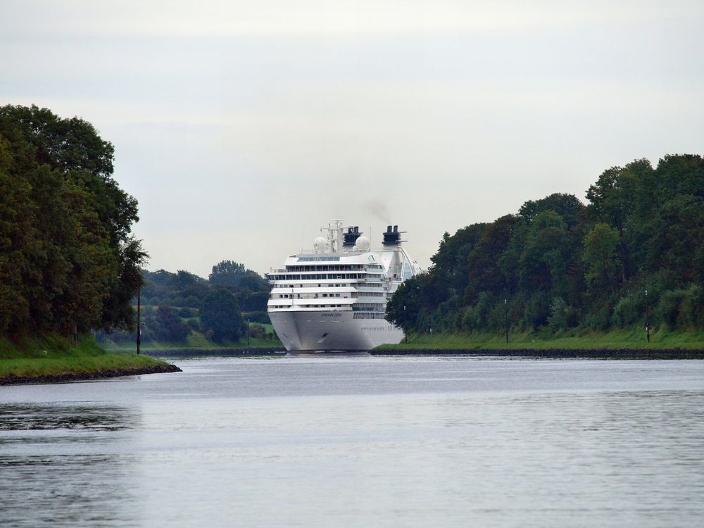 Da kommt etwas größeres auf dem NordOstseeKanal. Foto & Bild schiffe und seewege
