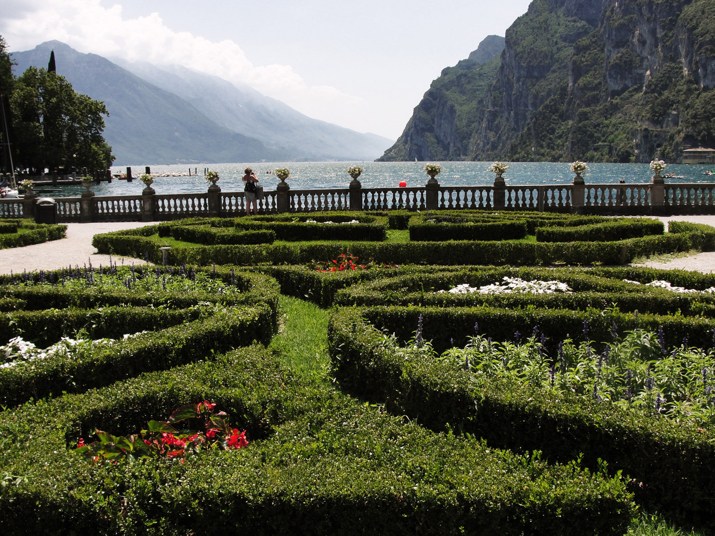 DA RIVA DEL GARDA: "BUONE E SCINTILLANTI VACANZE A TUTTI "