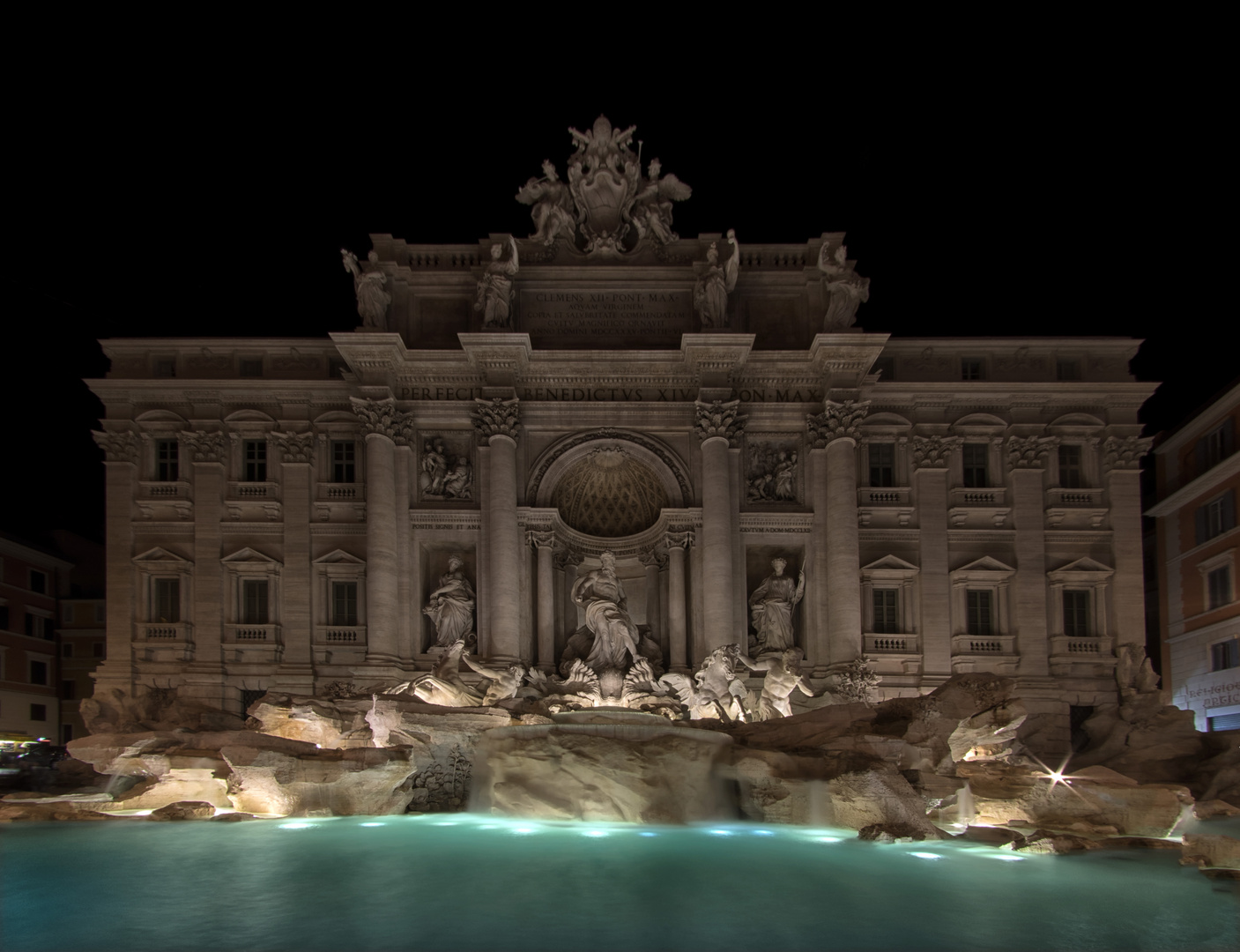 da solo alla Fontana di Trevi