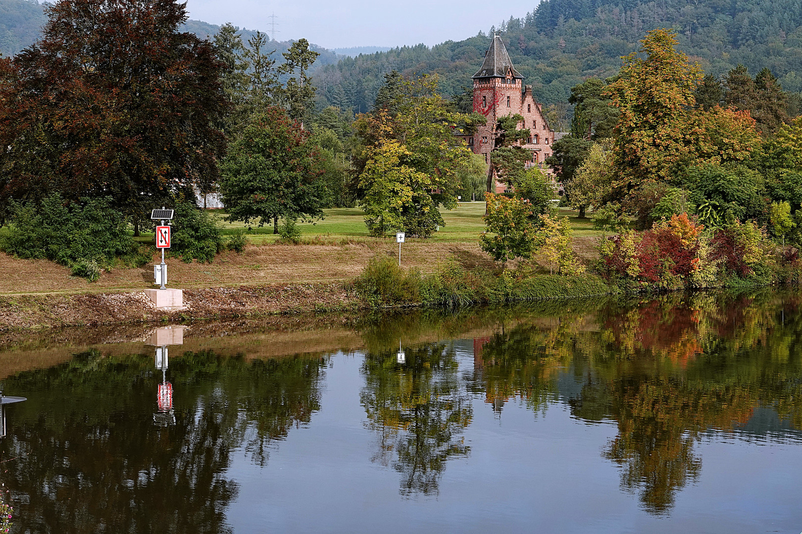 da spiegelt sich Schloss Saareck