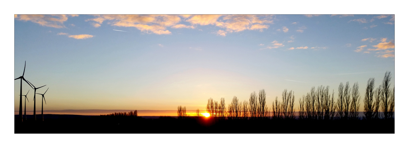 Da standen sie, die E-Giraffen - ohne Wind, nix zu tun, da blieb nur Sunset-Gaffen