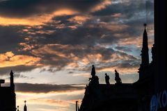 Da stehen sie und schauen dem Sonnenuntergang zu