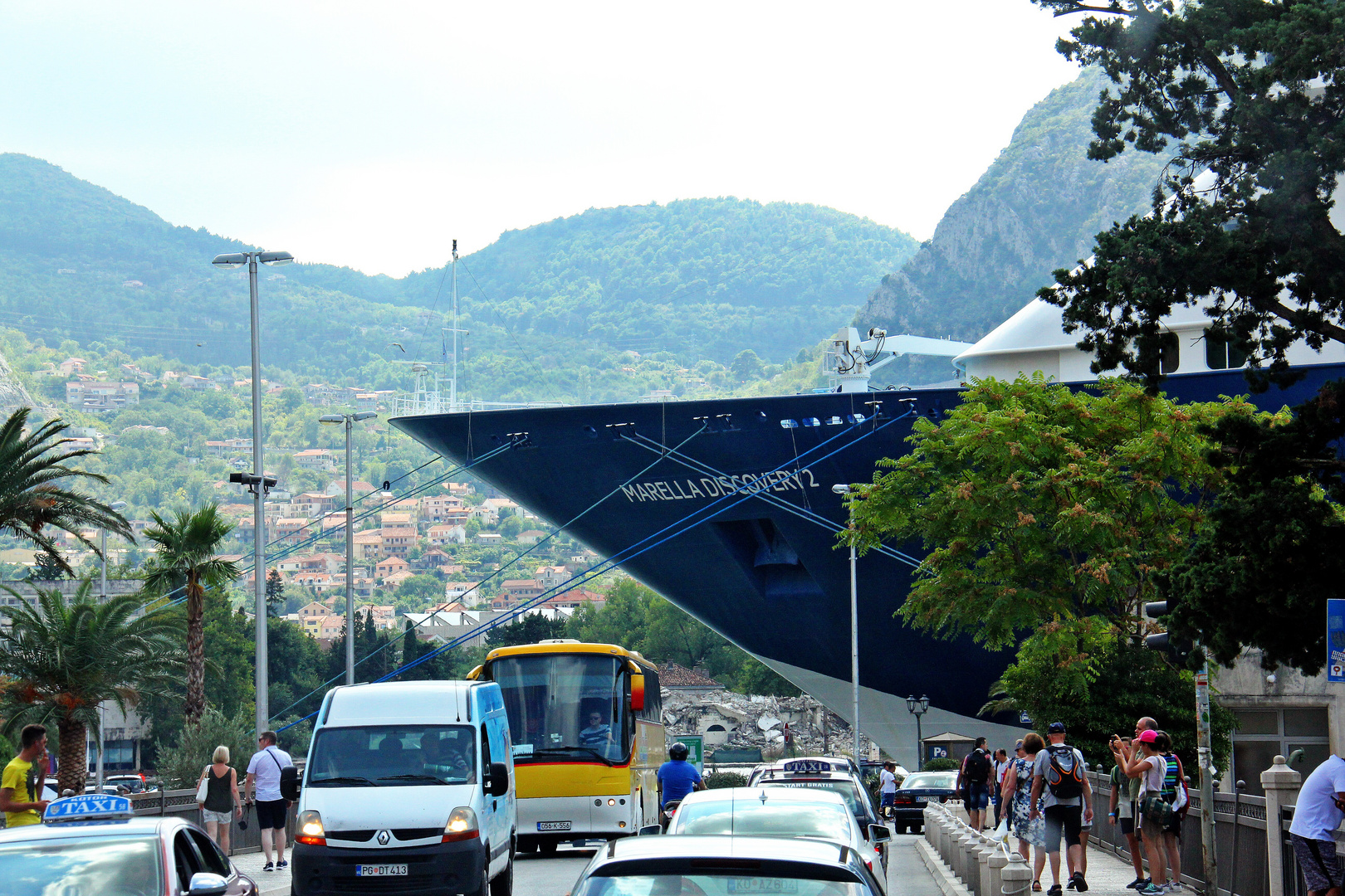 Da steht ein Schiff auf der Straße in Kotor