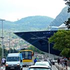 Da steht ein Schiff auf der Straße in Kotor