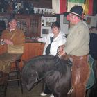 Da steht 'en Pferd im Saloon