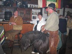 Da steht 'en Pferd im Saloon