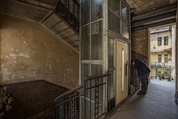 da steht er nun im Treppenhaus.... :-)